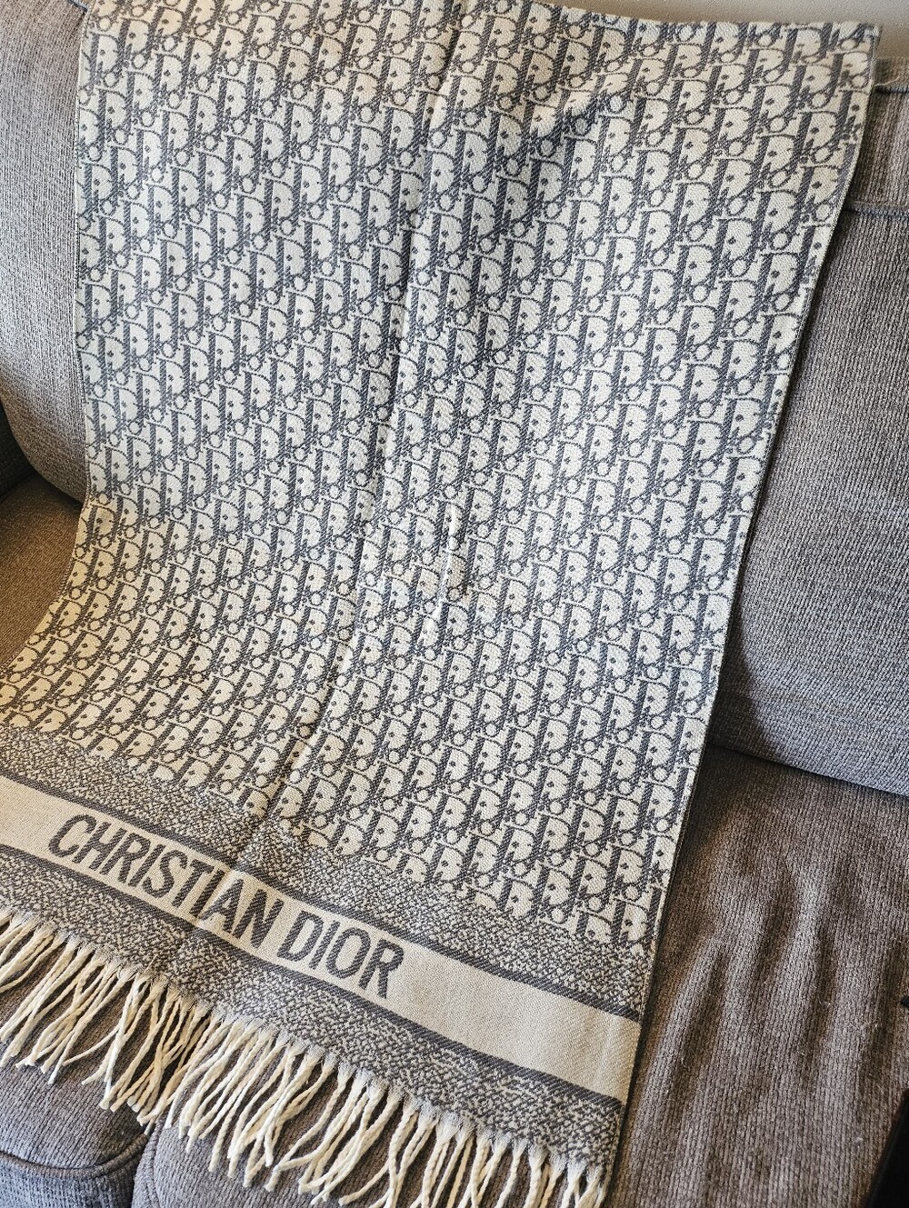 NEW ✨ DIOR ✨🩶 100% Cashmere Reversible Gray Large Fringed Scarf Shawl Wrap 🩶 - Picture 9 of 15